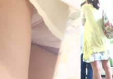 パンチラ盗撮 OLさん ピンクパンツを電車内でこっそり撮影