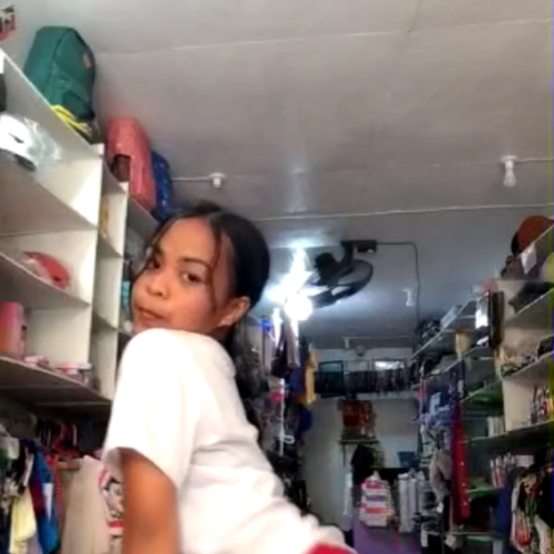 [21-02]やんちゃに育つteen Pinay studentと仲良くなり一方的にLive Dance Showに招待してくるのはまるでジャイ子。従姉のブティックで踊り散らかしお尻ふりふり腹筋そして●のBra動画(金髪になる前)