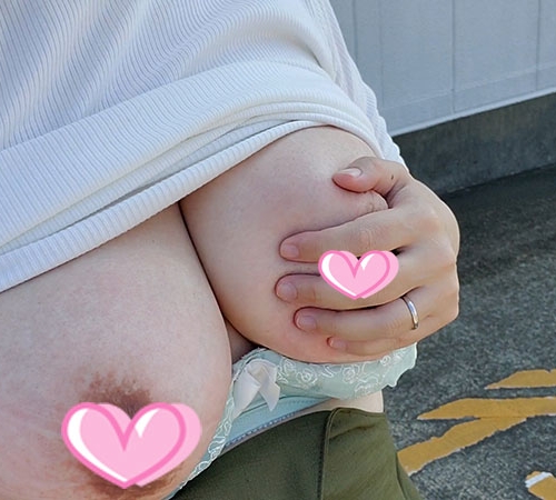 ?オナニー自撮り?屋外駐車場でおっぱい丸出しオナニーで潮吹きオナニーする人妻