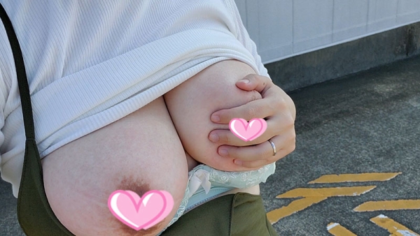 ?オナニー自撮り?屋外駐車場でおっぱい丸出しオナニーで潮吹きオナニーする人妻
