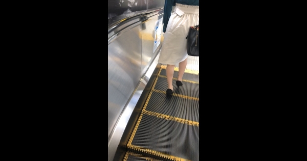 【ぶっかけ未遂】若い娘達に背後から忍び寄る　3