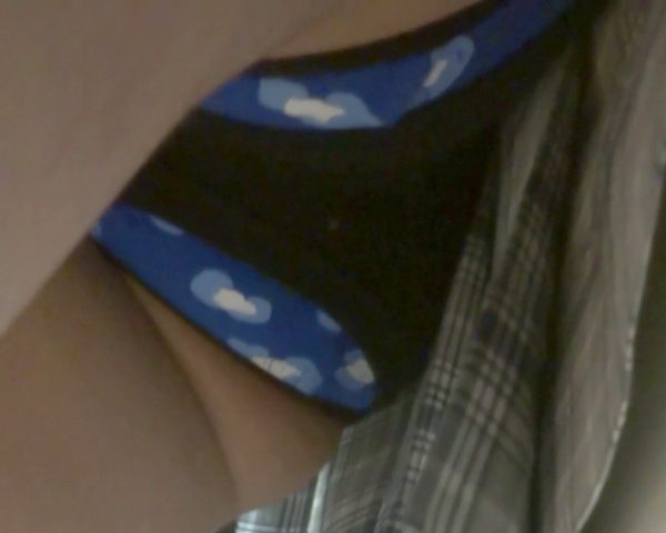 パンチラ盗撮 制服女子 重ね履きしてもモロはみ出る青いパンツ
