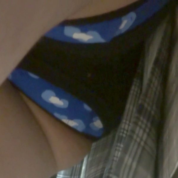 パンチラ盗撮 制服女子 重ね履きしてもモロはみ出る青いパンツ