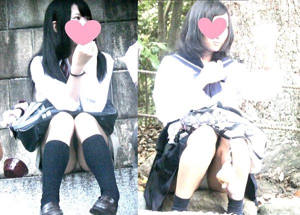 お祭りで座っている制服J〇