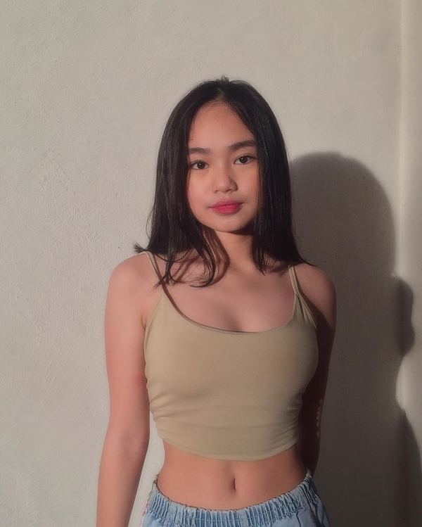 [10-07]地元ではスーパー有名な可愛いteenage Pinay studentから送られてくる画像が溜まってきたので、ここで1回まとめて出します。な画像たち