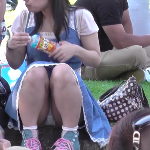 私服C！の座り対面パンチラ