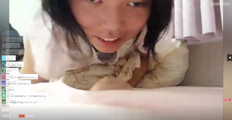 かわいい子がベッドの上で配信