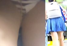 パンチラ盗撮 女子大生 白と黒の縞パンツ見えすぎ ナプキン付き