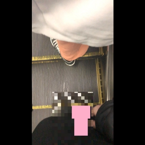 【ぶっかけ未遂】若い娘達に背後から忍び寄る2
