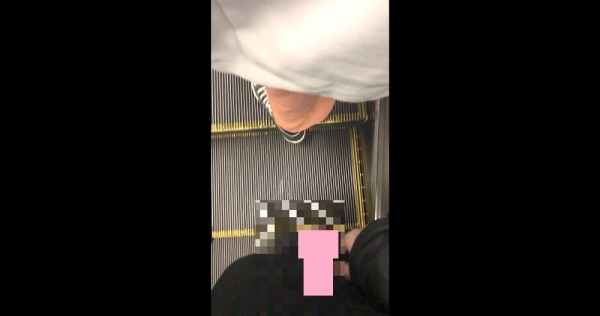 【ぶっかけ未遂】若い娘達に背後から忍び寄る2