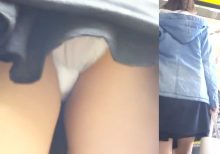 パンチラ盗撮 女子大生 階段でヒラヒラスカートから見える白パンツ