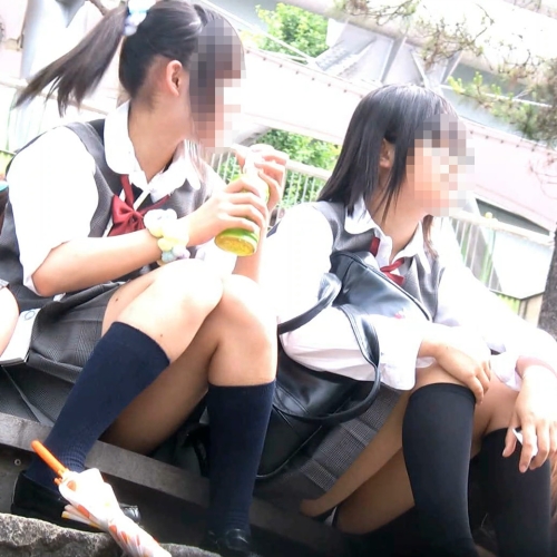 制服立て膝パンチラ