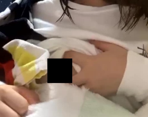 j〇風風呂上り　かわいい乳首を見せる