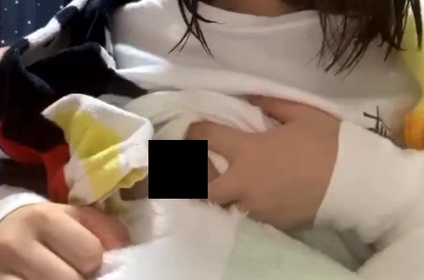 j〇風風呂上り　かわいい乳首を見せる