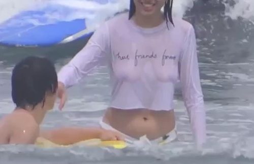 海水浴場ノーブラ乳首丸見え